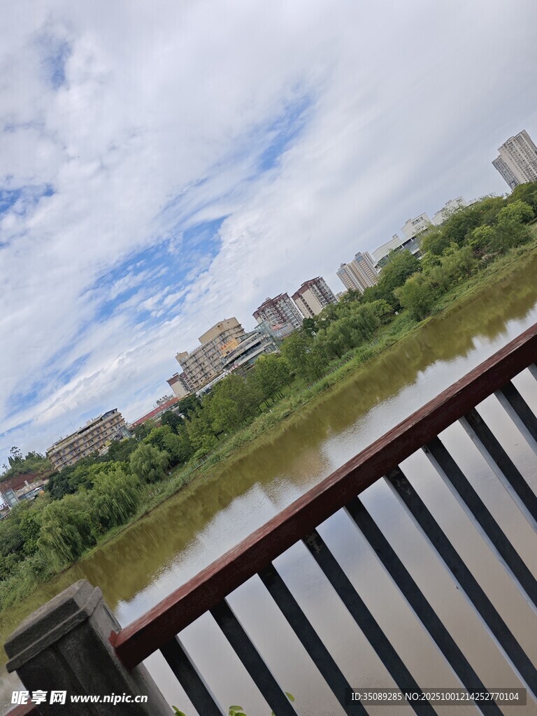 河畔栏杆外的城市风景