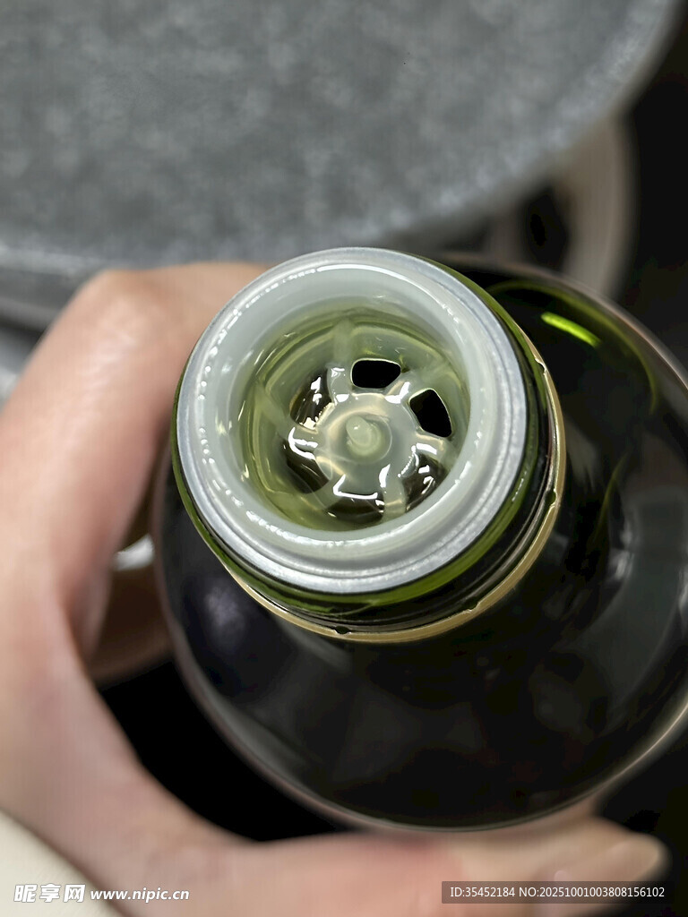 手持瓶盖