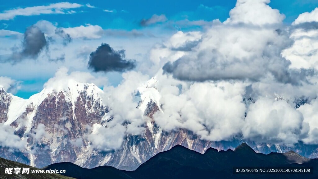 壮丽雪山云海景观