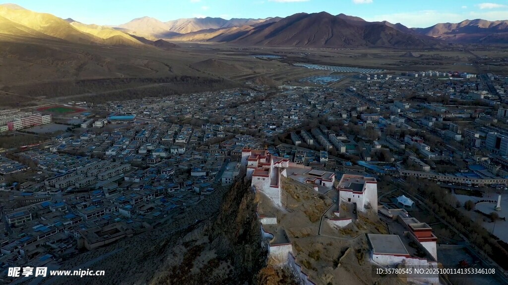 俯瞰城市与远山美景