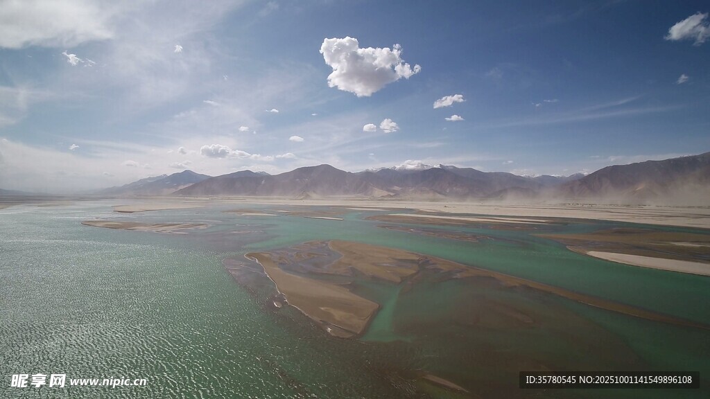 辽阔水域与远山美景