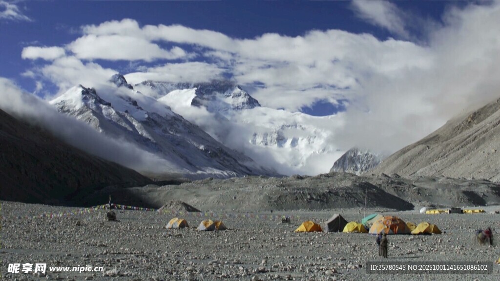 珠峰下的营地与壮丽雪山