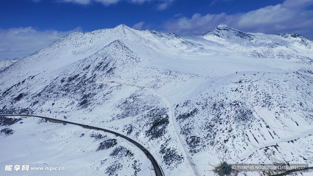 雪山蜿蜒公路壮丽景观