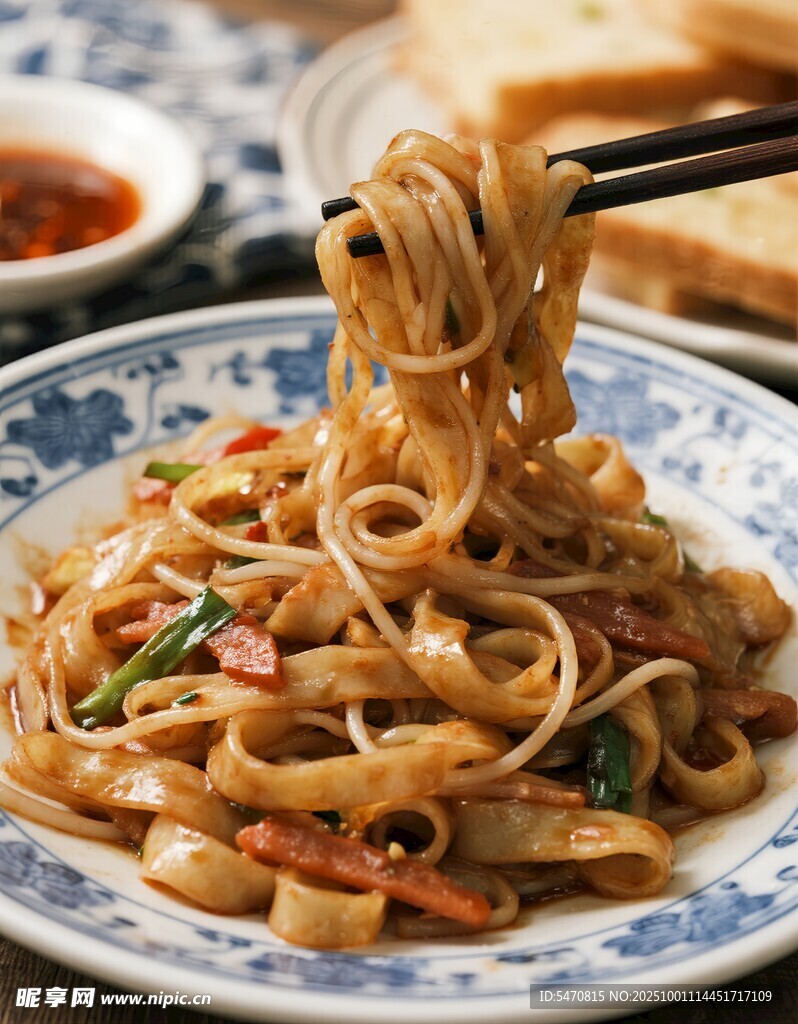 美味炒面筷子挑起诱人模样