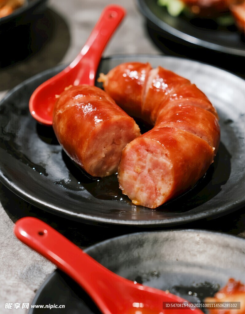 美味香肠搭配红色小勺