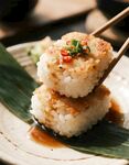 美味日式饭团筷子夹起