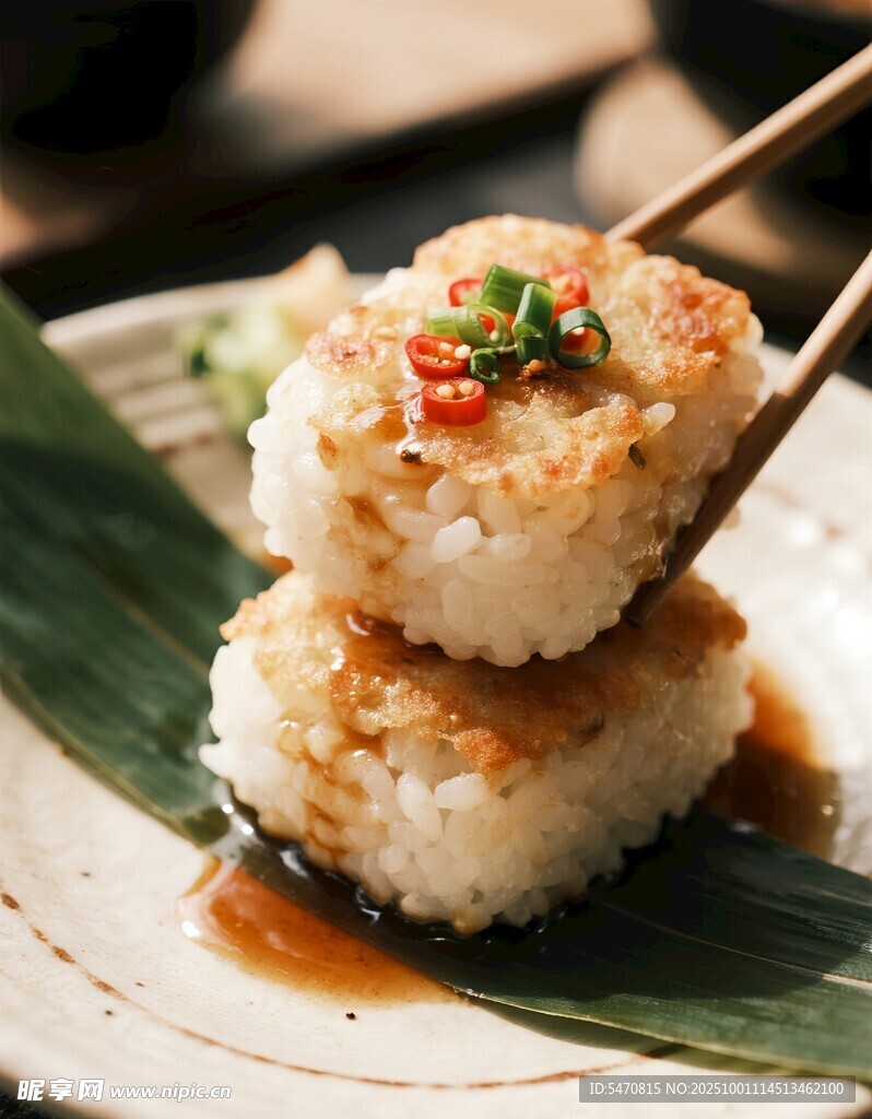 美味日式饭团筷子夹起