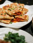 美味煎饺摆放在盘中