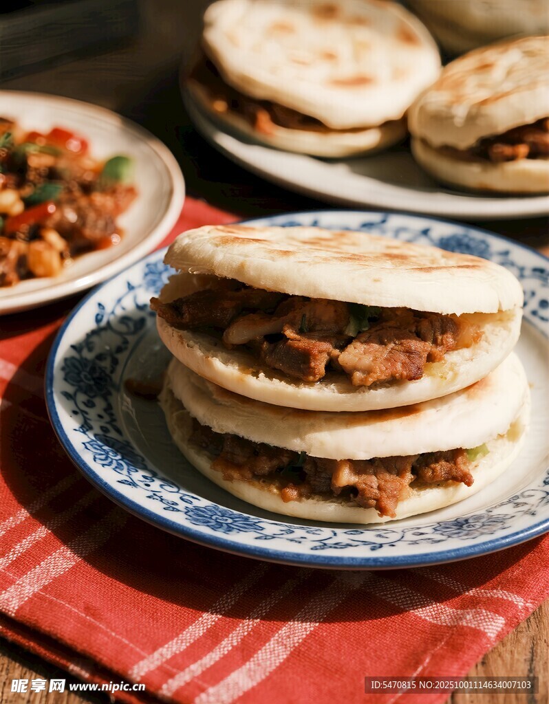 美味肉夹馍摆放在蓝盘上