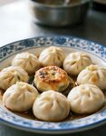 美味生煎包摆放在盘中