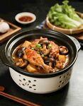 美味砂锅鸡肉煲诱人上桌