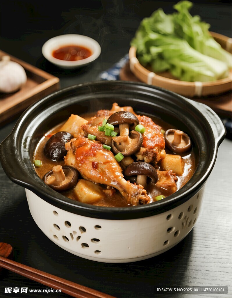 美味砂锅鸡肉煲诱人上桌