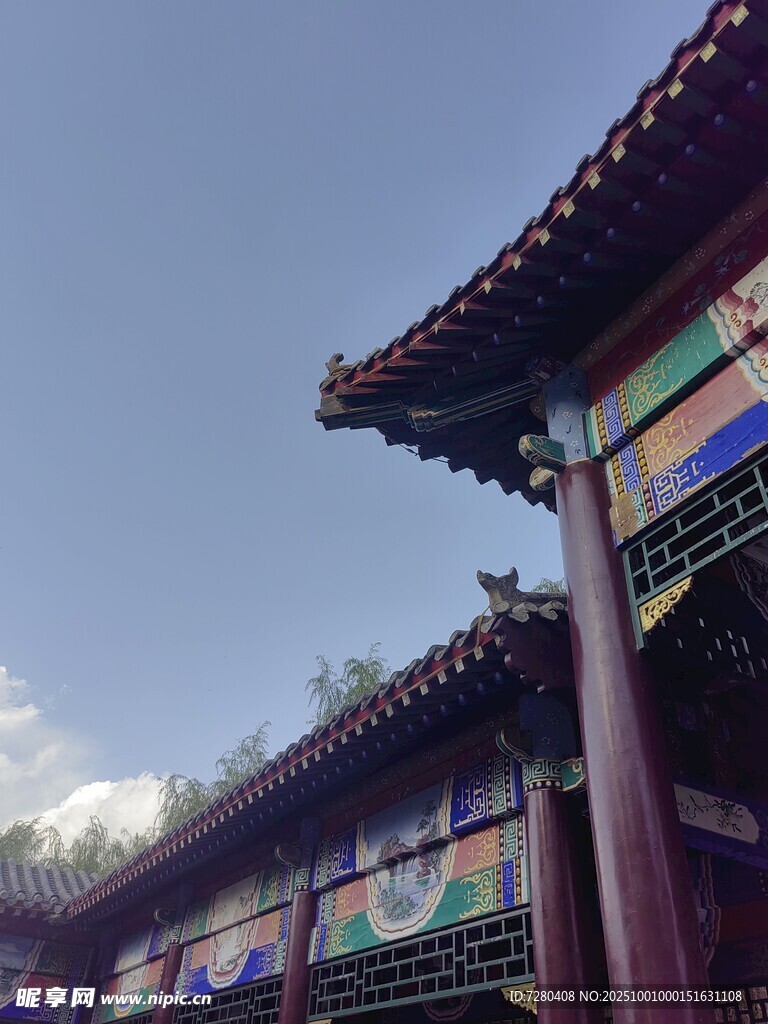 中式古建筑屋檐一角