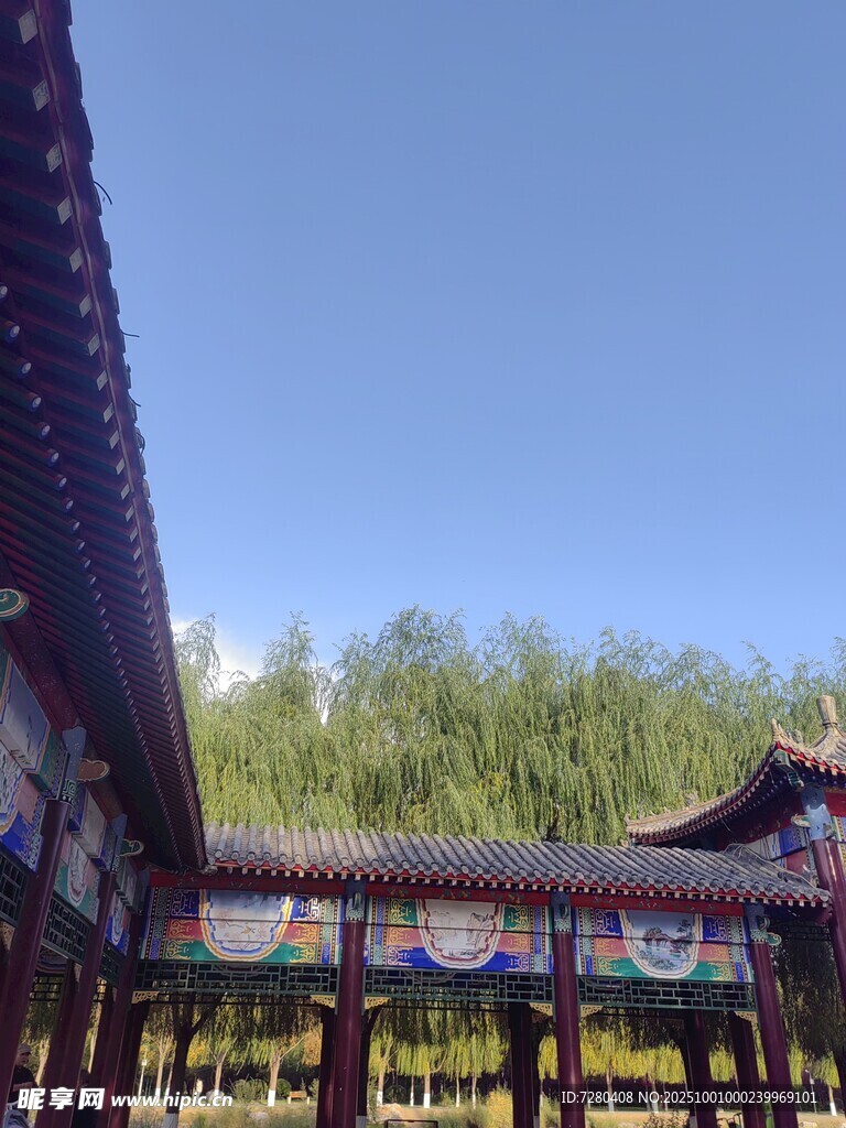 古建长廊与蓝天绿树景观