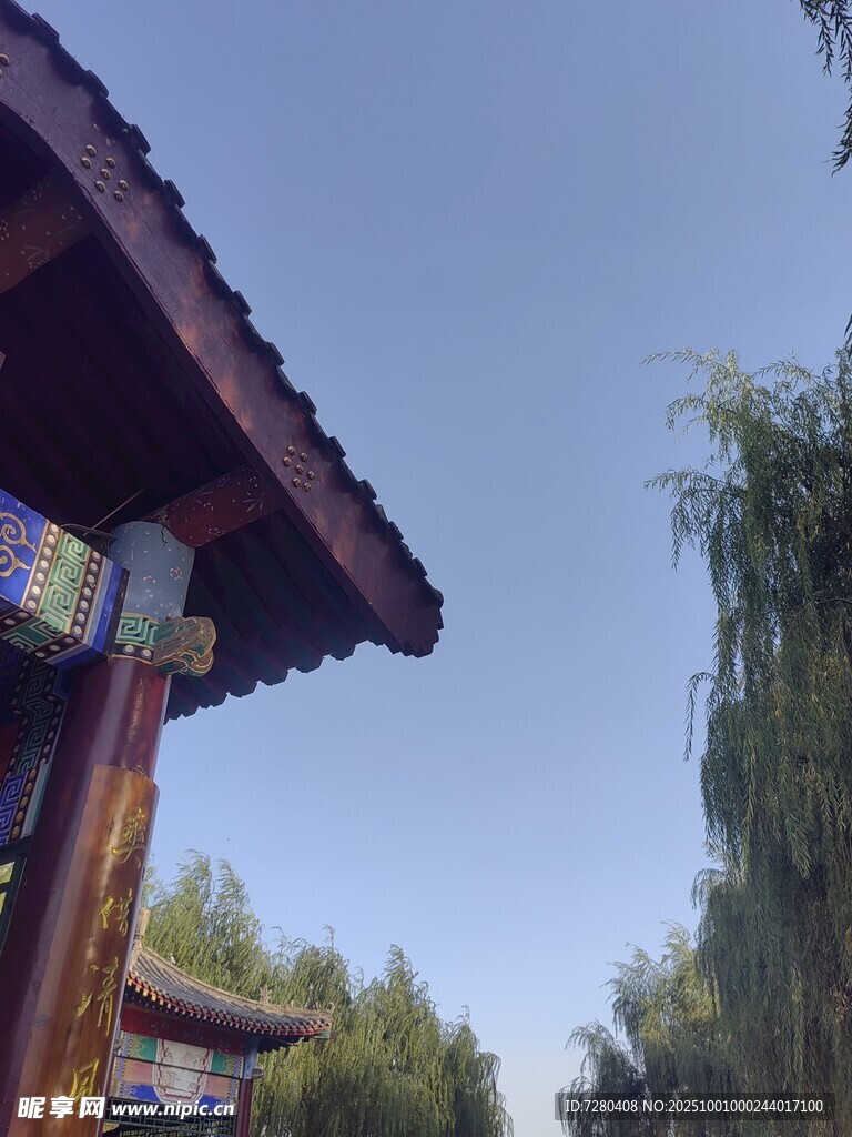 中式屋檐下的自然景致