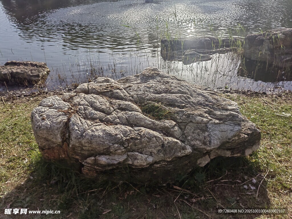 湖畔巨石景观
