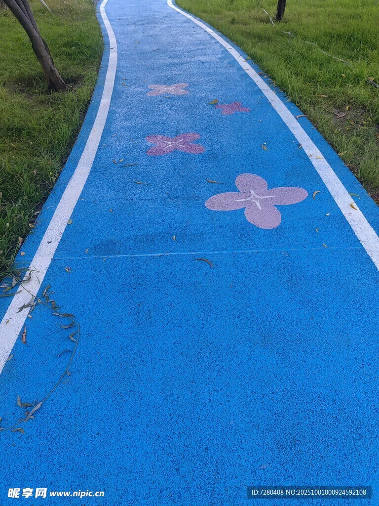 蓝色彩绘步道清新又美观