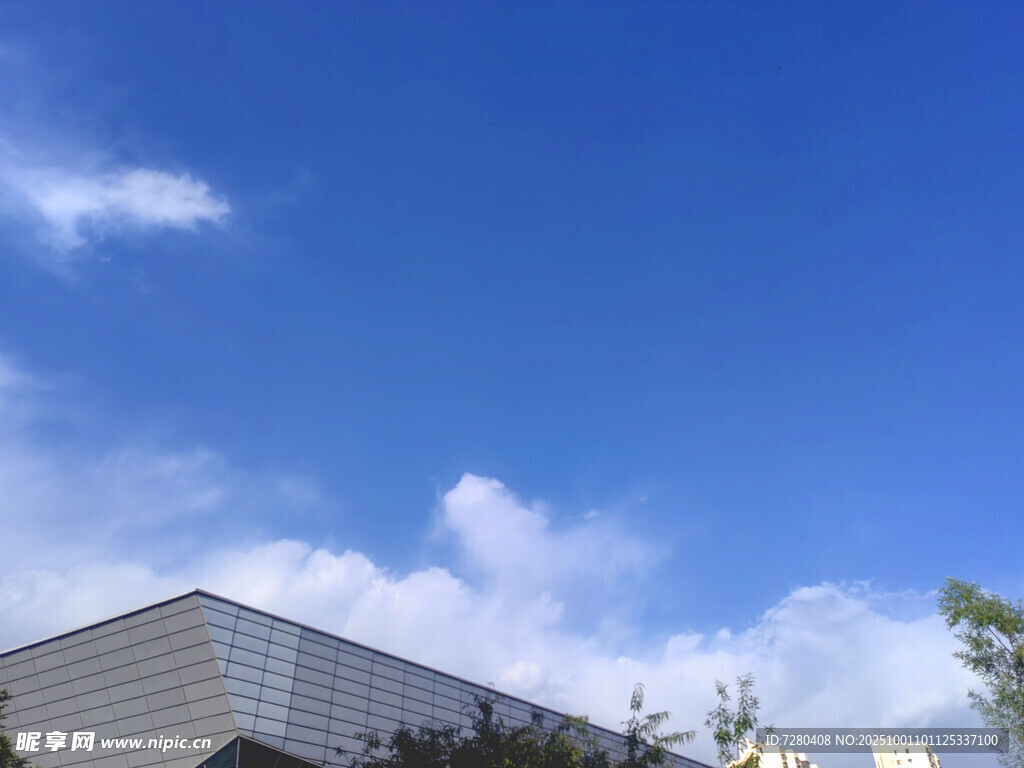 蓝天白云下的现代建筑
