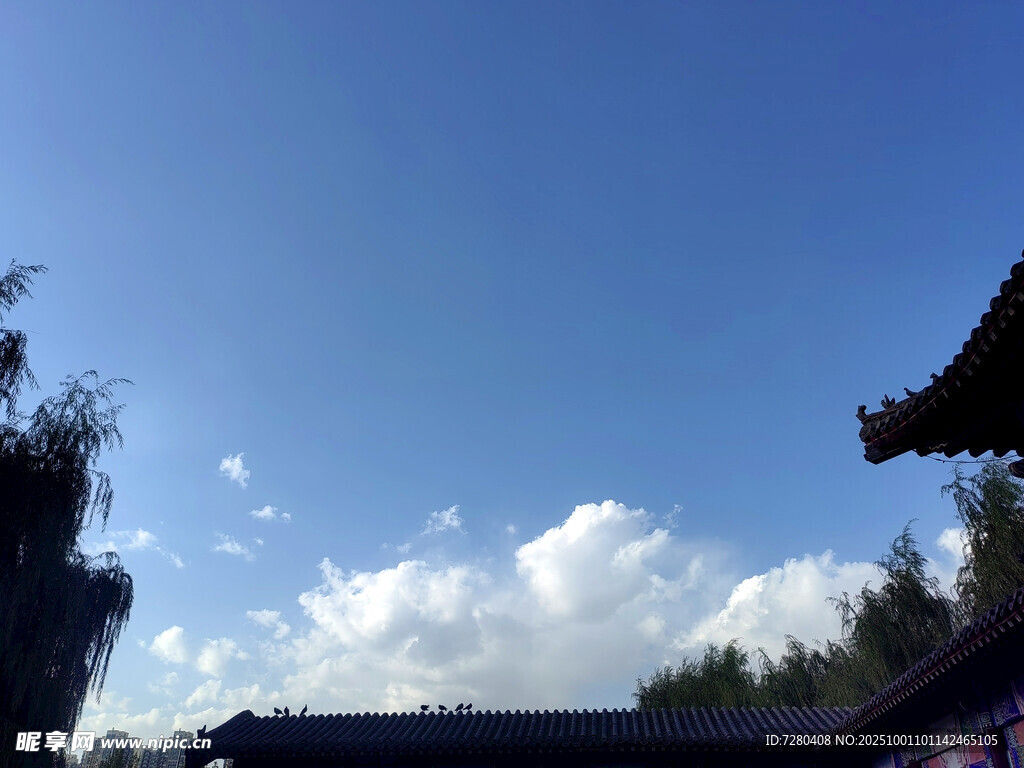 蓝天古建筑旁的白云