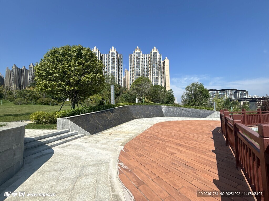城市公园中的步道与建筑景观