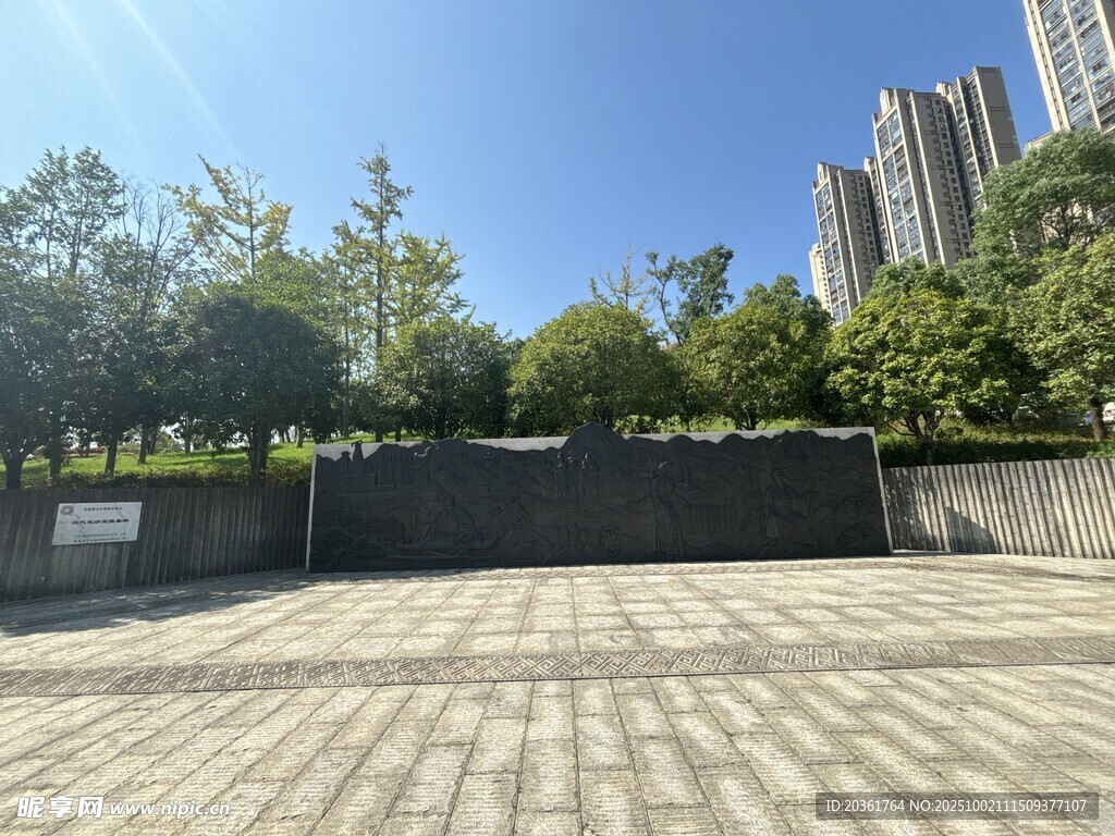 城市中开阔的砖石铺就广场