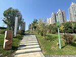 城市中绿意盎然的步道景观
