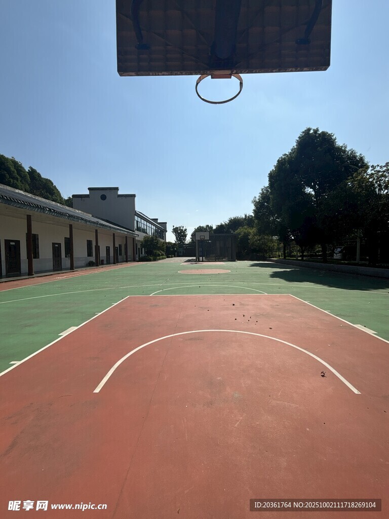 户外空旷篮球场全景