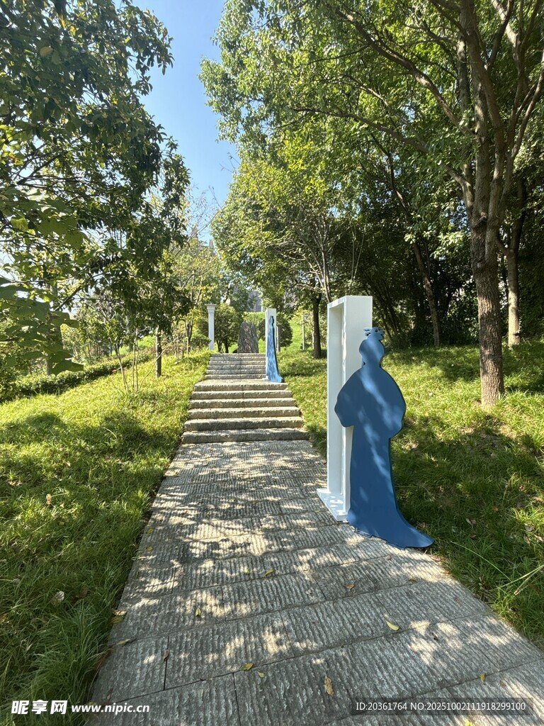 林间小道上的蓝袍人物