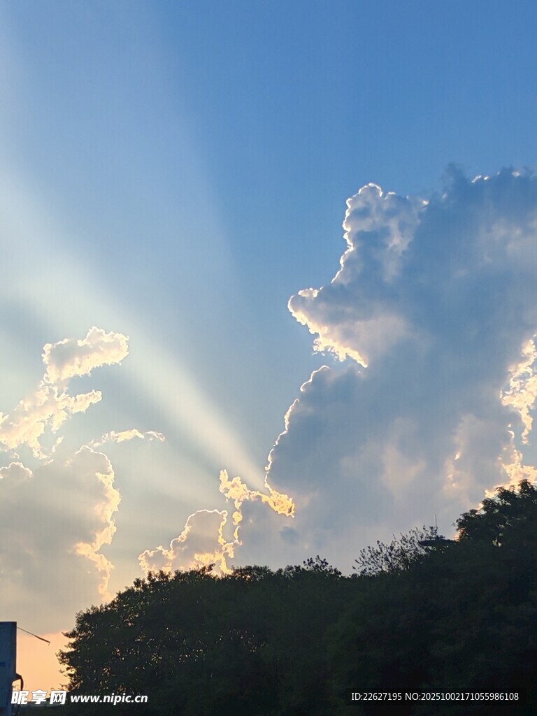 日出时分的绚丽天空景观