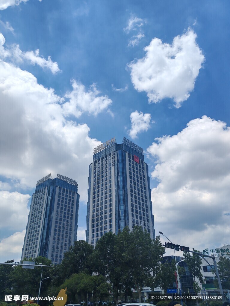 城市高楼与蓝天白云景观