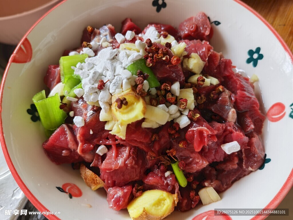 切丁的生牛肉