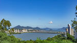 青山绿水间的开阔湖景