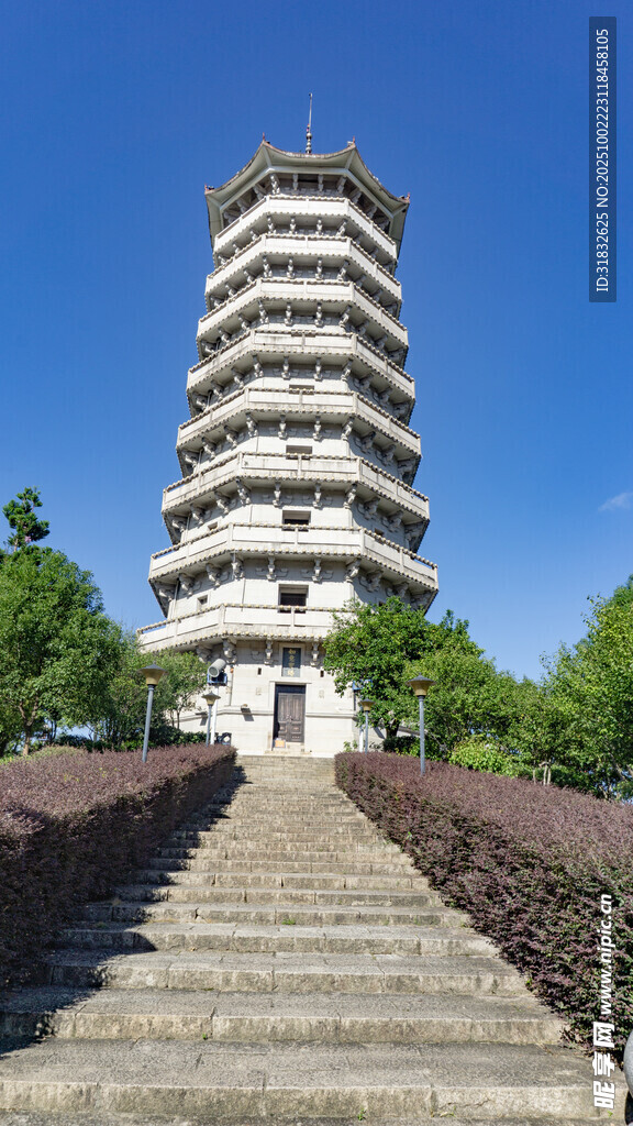 古朴宝塔立于石阶之上
