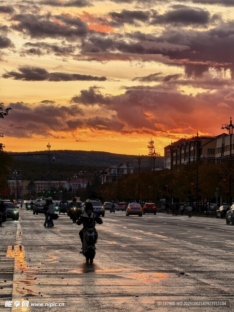 夕阳下的城市街道行人