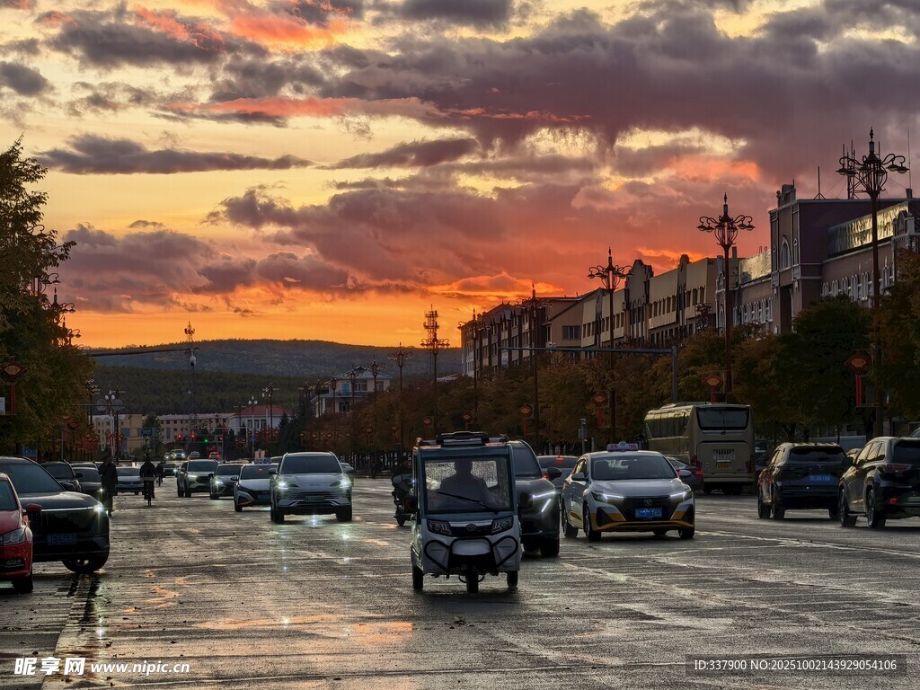 夕阳下城市街道车流景象