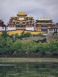 河畔金顶藏式建筑景观
