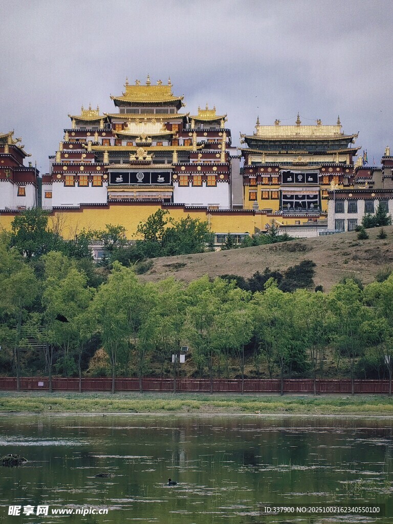 河畔金顶藏式建筑景观