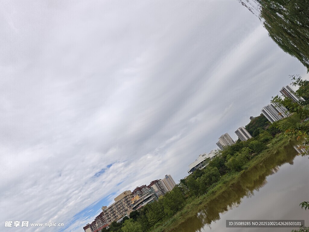 河畔风景远处林立建筑