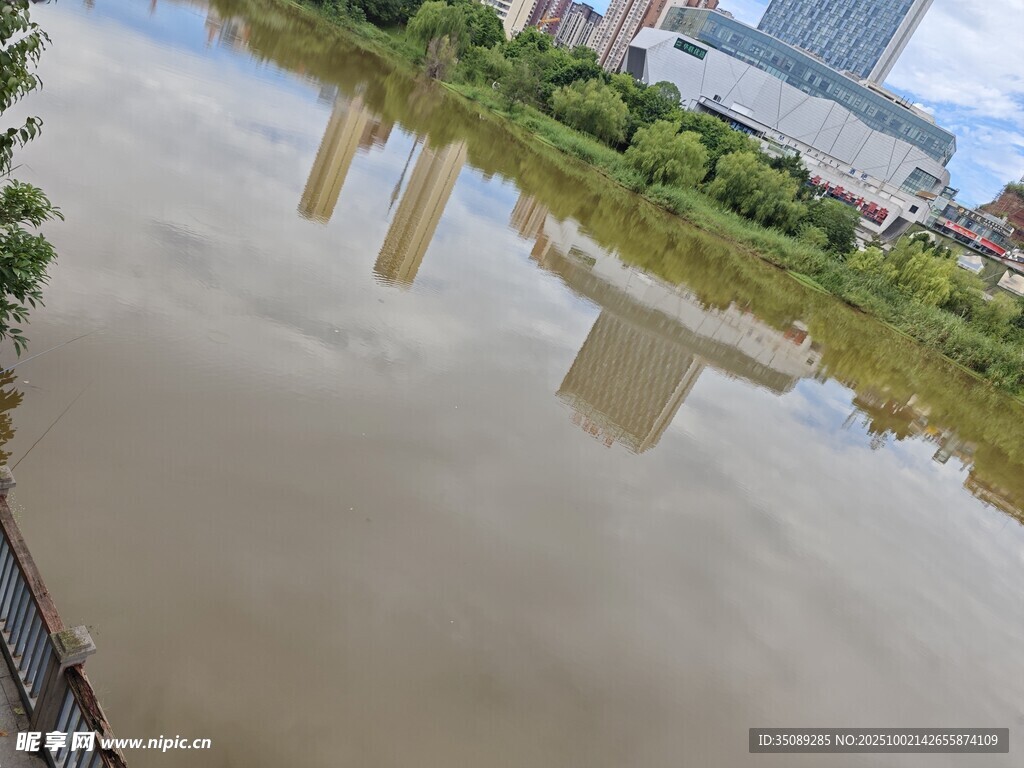 城市河畔浑浊水面景象