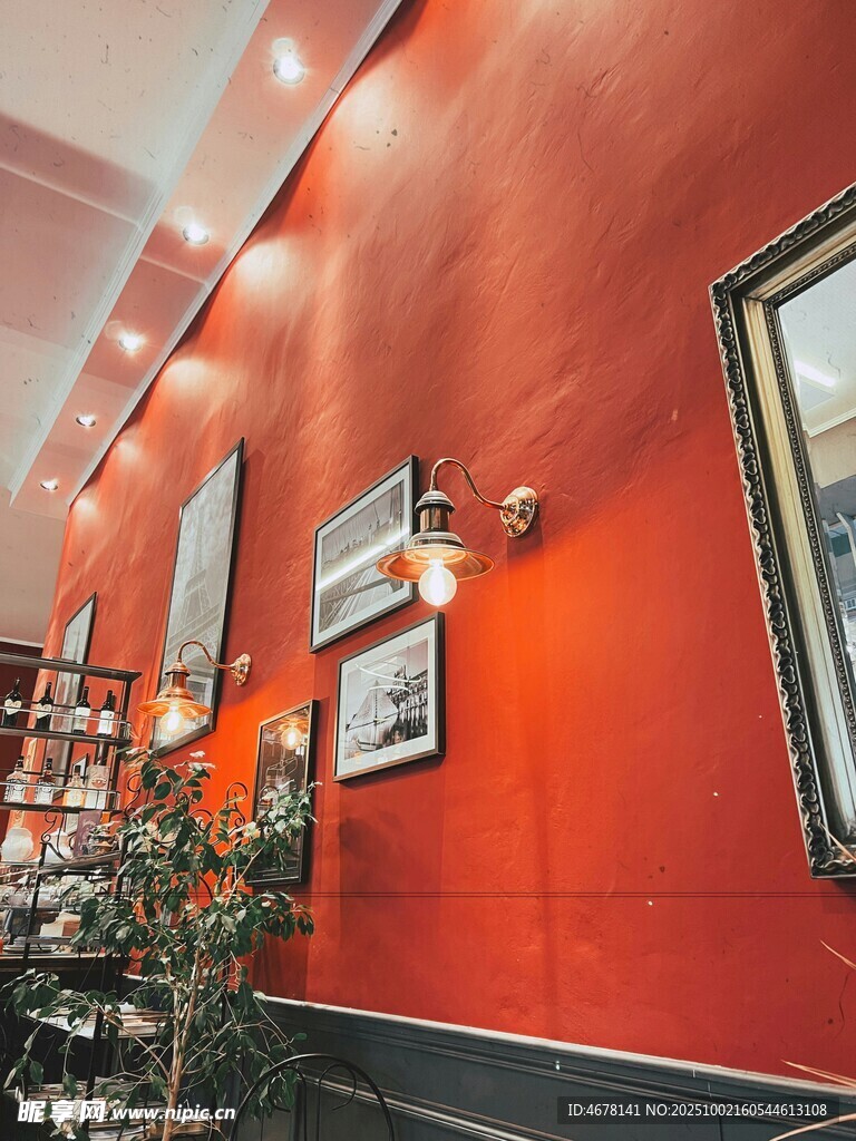 橙红墙面装饰的室内一角