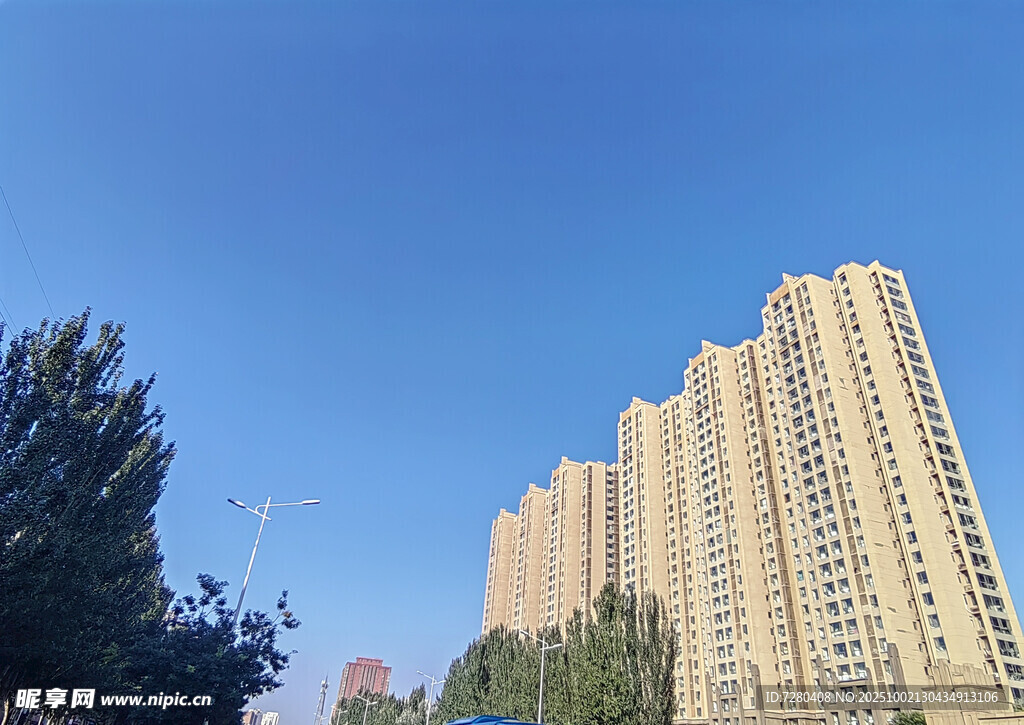蓝天映衬下的高层住宅楼