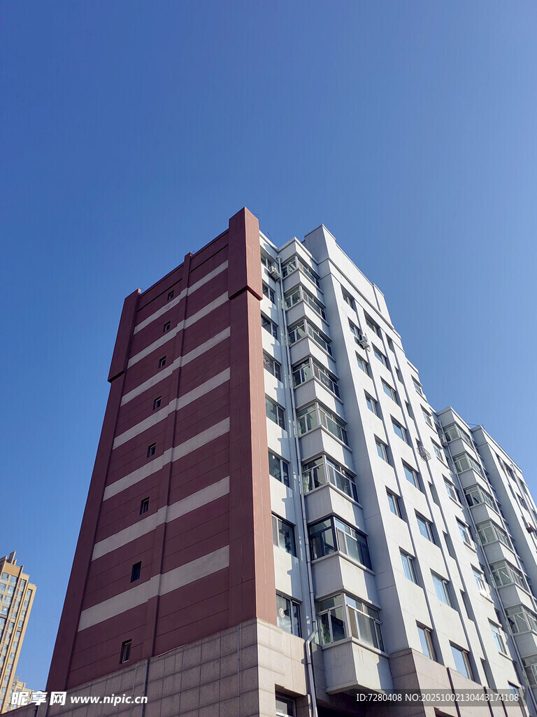 城市中高耸的现代建筑