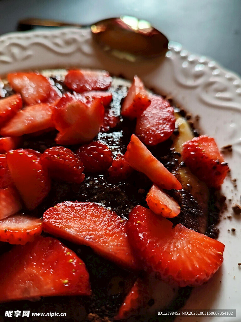 草莓点缀的美味巧克力蛋糕