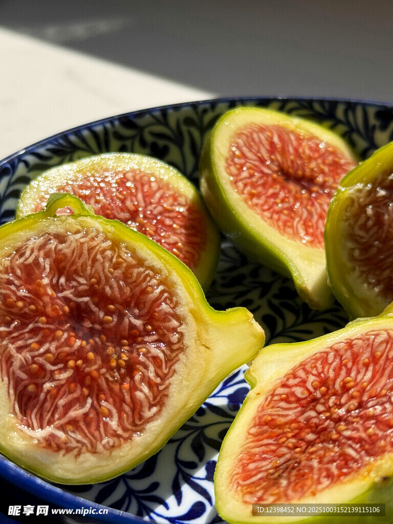 蓝盘上的新鲜无花果切片