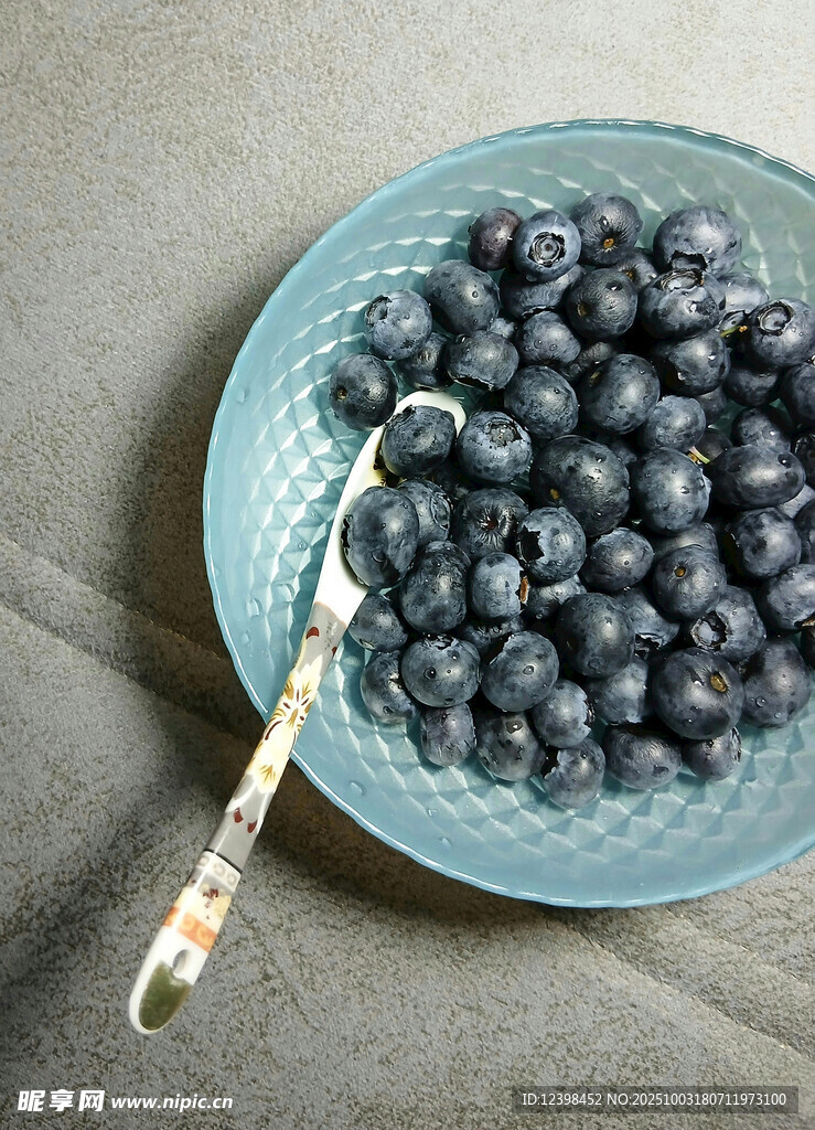 玻璃盘中的新鲜蓝莓