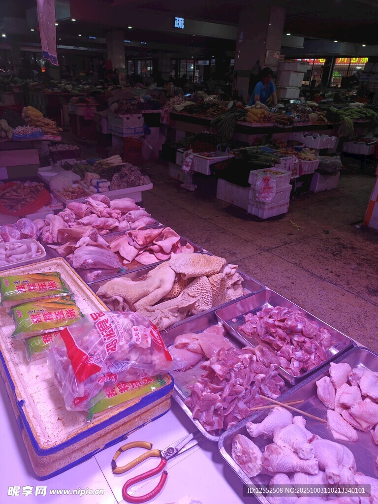 夜市摊位上的多样美食