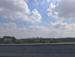 公路边的蓝天绿树风景