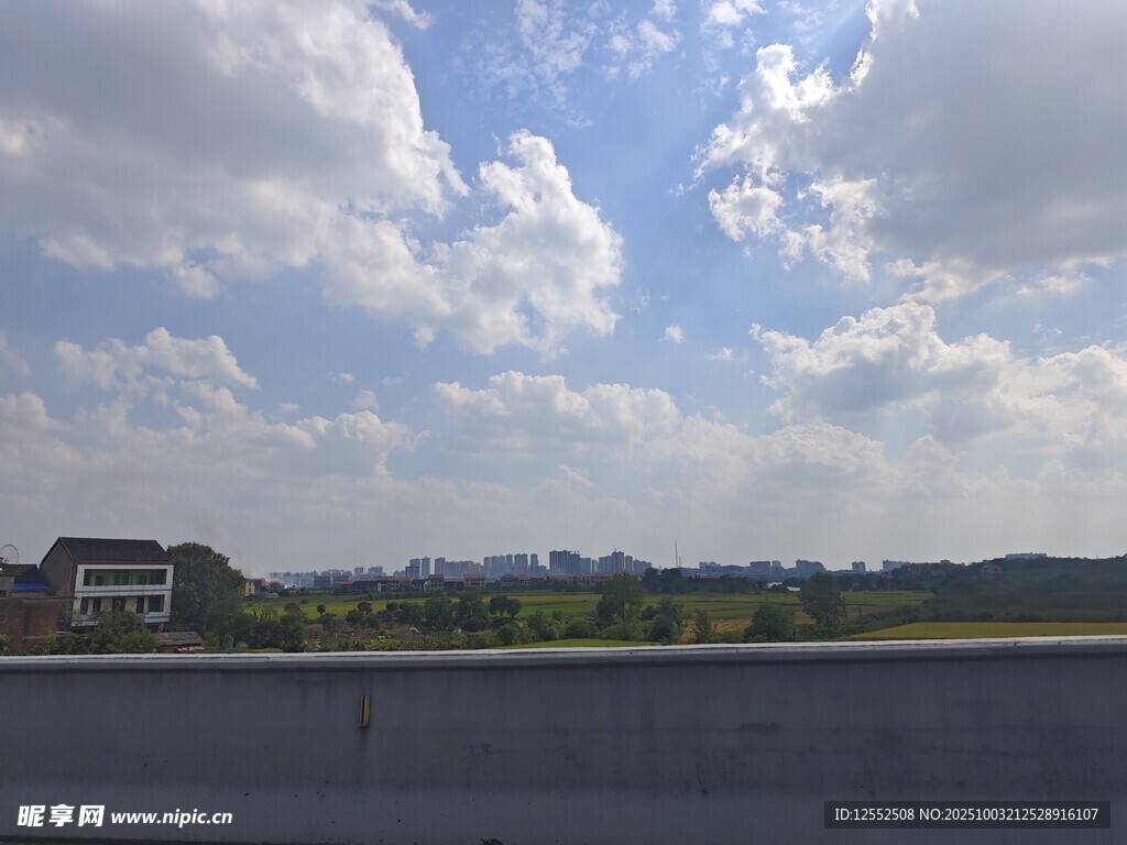公路边的蓝天绿树风景