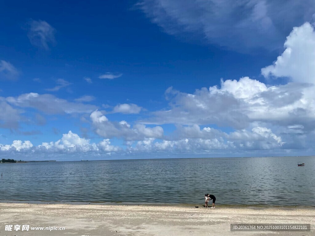 海边一人独坐的静谧风景