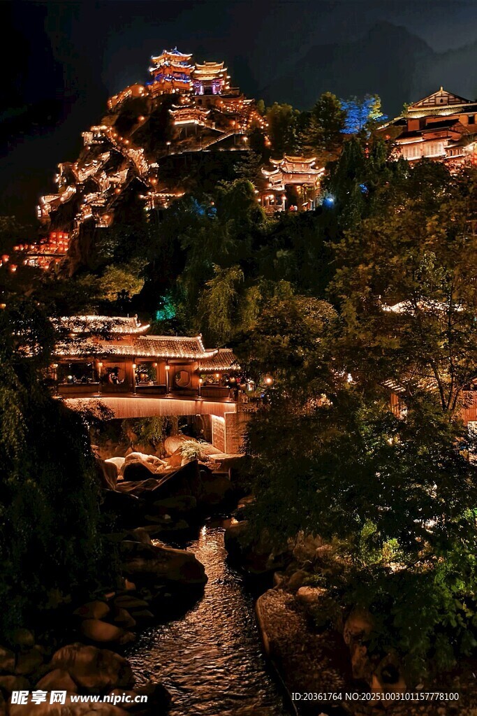 山间夜景村落灯火璀璨